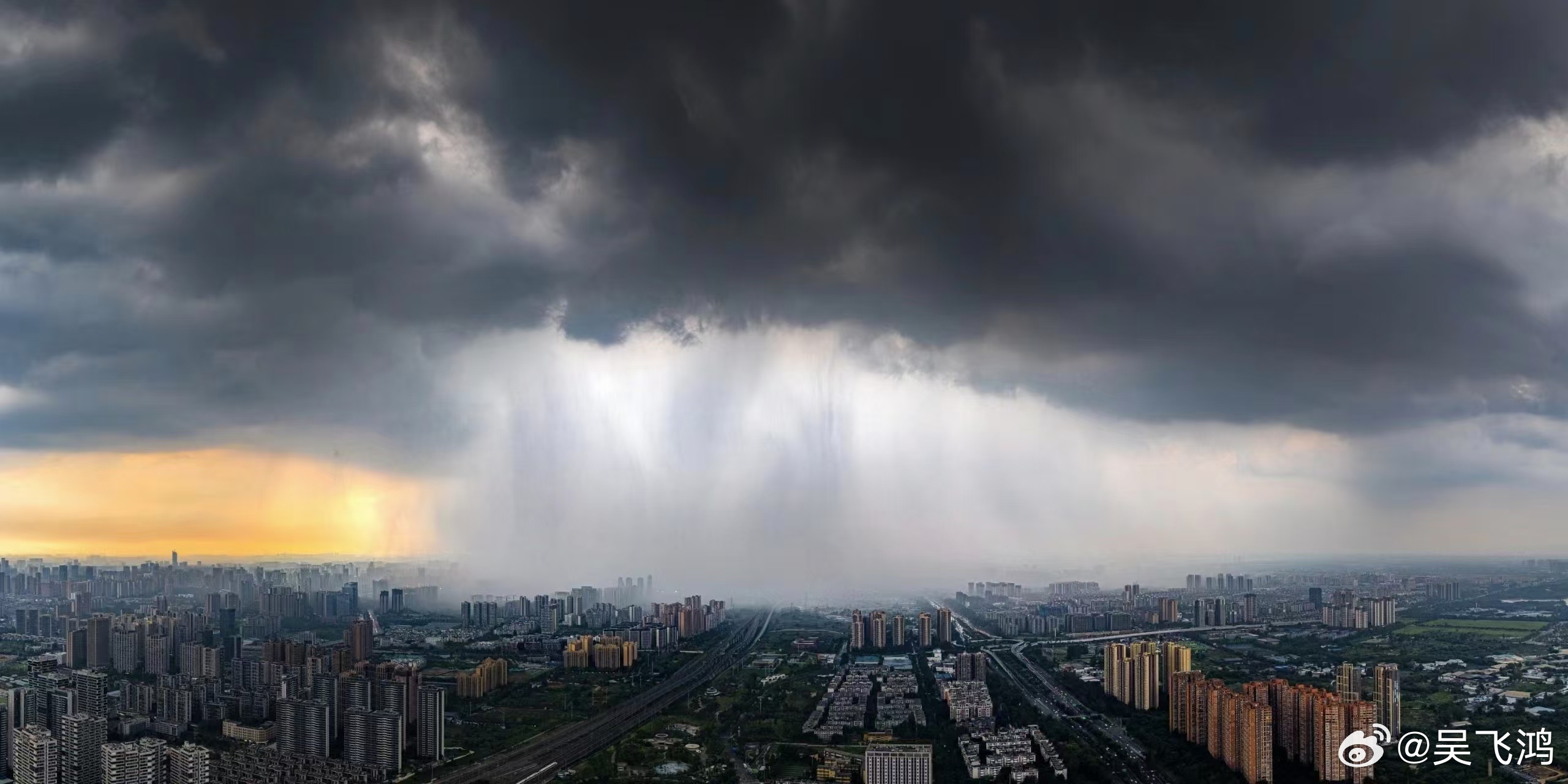 成都暴雨奇观，城市魅力绽放瞬间